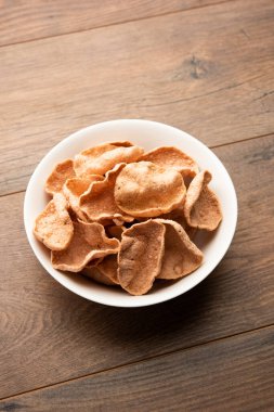 Ragi veya Nachni papad veya Fryums Nagali 'yi kullanarak yapılmış, nachani' den yapılmış çıtır çıtır ve baharatlı bir gelincik.