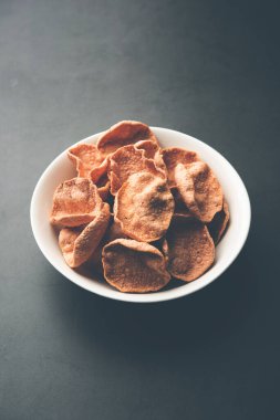 Ragi veya Nachni papad veya Fryums Nagali 'yi kullanarak yapılmış, nachani' den yapılmış çıtır çıtır ve baharatlı bir gelincik.