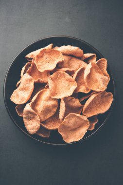 Ragi veya Nachni papad veya Fryums Nagali 'yi kullanarak yapılmış, nachani' den yapılmış çıtır çıtır ve baharatlı bir gelincik.