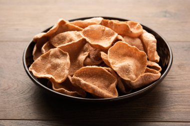 Ragi veya Nachni papad veya Fryums Nagali 'yi kullanarak yapılmış, nachani' den yapılmış çıtır çıtır ve baharatlı bir gelincik.