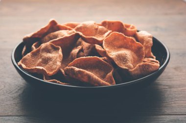 Ragi veya Nachni papad veya Fryums Nagali 'yi kullanarak yapılmış, nachani' den yapılmış çıtır çıtır ve baharatlı bir gelincik.
