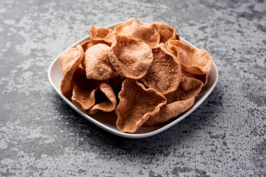 Ragi veya Nachni papad veya Fryums Nagali 'yi kullanarak yapılmış, nachani' den yapılmış çıtır çıtır ve baharatlı bir gelincik.