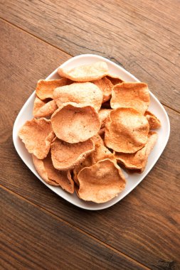 Ragi veya Nachni papad veya Fryums Nagali 'yi kullanarak yapılmış, nachani' den yapılmış çıtır çıtır ve baharatlı bir gelincik.