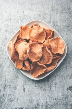 Ragi veya Nachni papad veya Fryums Nagali 'yi kullanarak yapılmış, nachani' den yapılmış çıtır çıtır ve baharatlı bir gelincik.