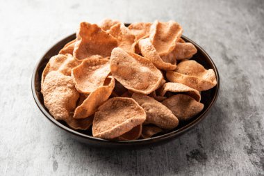 Ragi veya Nachni papad veya Fryums Nagali 'yi kullanarak yapılmış, nachani' den yapılmış çıtır çıtır ve baharatlı bir gelincik.