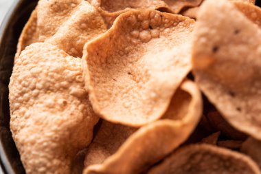 Ragi veya Nachni papad veya Fryums Nagali 'yi kullanarak yapılmış, nachani' den yapılmış çıtır çıtır ve baharatlı bir gelincik.