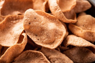 Ragi veya Nachni papad veya Fryums Nagali 'yi kullanarak yapılmış, nachani' den yapılmış çıtır çıtır ve baharatlı bir gelincik.