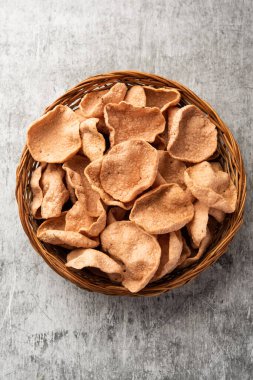 Ragi veya Nachni papad veya Fryums Nagali 'yi kullanarak yapılmış, nachani' den yapılmış çıtır çıtır ve baharatlı bir gelincik.