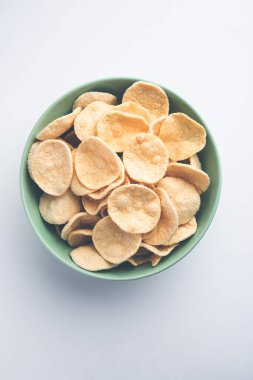 Kızarmış Khichiya Papad veya pirinç kağıdı, geleneksel Hint atıştırmalıkları.