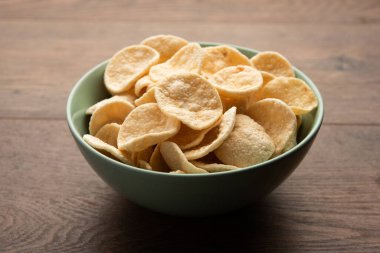 Kızarmış Khichiya Papad veya pirinç kağıdı, geleneksel Hint atıştırmalıkları.