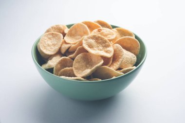 Kızarmış Khichiya Papad veya pirinç kağıdı, geleneksel Hint atıştırmalıkları.
