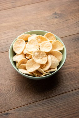 Kızarmış Khichiya Papad veya pirinç kağıdı, geleneksel Hint atıştırmalıkları.