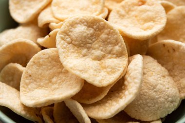 Kızarmış Khichiya Papad veya pirinç kağıdı, geleneksel Hint atıştırmalıkları.