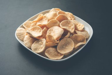 Kızarmış Khichiya Papad veya pirinç kağıdı, geleneksel Hint atıştırmalıkları.