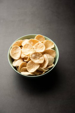 Kızarmış Khichiya Papad veya pirinç kağıdı, geleneksel Hint atıştırmalıkları.