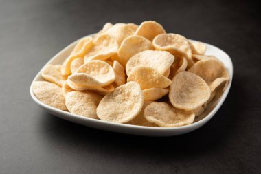 Kızarmış Khichiya Papad veya pirinç kağıdı, geleneksel Hint atıştırmalıkları.