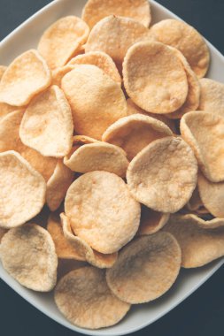 Kızarmış Khichiya Papad veya pirinç kağıdı, geleneksel Hint atıştırmalıkları.