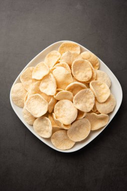 Kızarmış Khichiya Papad veya pirinç kağıdı, geleneksel Hint atıştırmalıkları.