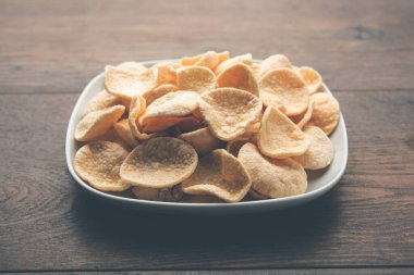 Kızarmış Khichiya Papad veya pirinç kağıdı, geleneksel Hint atıştırmalıkları.