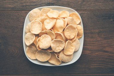 Kızarmış Khichiya Papad veya pirinç kağıdı, geleneksel Hint atıştırmalıkları.