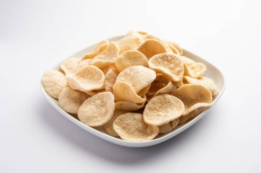 Kızarmış Khichiya Papad veya pirinç kağıdı, geleneksel Hint atıştırmalıkları.