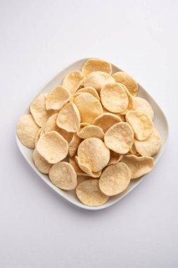Kızarmış Khichiya Papad veya pirinç kağıdı, geleneksel Hint atıştırmalıkları.