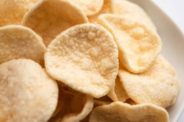 Kızarmış Khichiya Papad veya pirinç kağıdı, geleneksel Hint atıştırmalıkları.