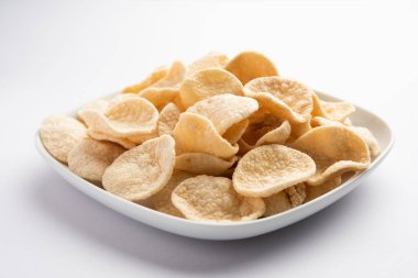 Kızarmış Khichiya Papad veya pirinç kağıdı, geleneksel Hint atıştırmalıkları.