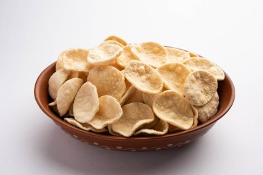 Kızarmış Khichiya Papad veya pirinç kağıdı, geleneksel Hint atıştırmalıkları.