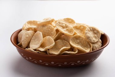 Kızarmış Khichiya Papad veya pirinç kağıdı, geleneksel Hint atıştırmalıkları.