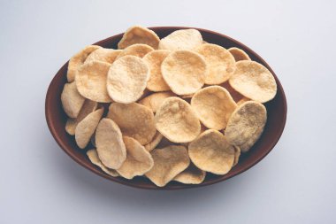 Kızarmış Khichiya Papad veya pirinç kağıdı, geleneksel Hint atıştırmalıkları.