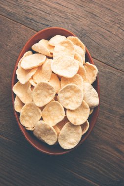 Kızarmış Khichiya Papad veya pirinç kağıdı, geleneksel Hint atıştırmalıkları.