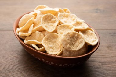 Kızarmış Khichiya Papad veya pirinç kağıdı, geleneksel Hint atıştırmalıkları.