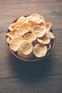 Kızarmış Khichiya Papad veya pirinç kağıdı, geleneksel Hint atıştırmalıkları.