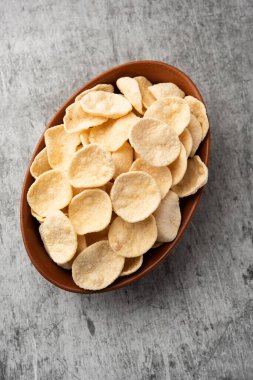 Kızarmış Khichiya Papad veya pirinç kağıdı, geleneksel Hint atıştırmalıkları.