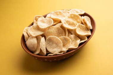 Kızarmış Khichiya Papad veya pirinç kağıdı, geleneksel Hint atıştırmalıkları.