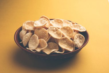 Kızarmış Khichiya Papad veya pirinç kağıdı, geleneksel Hint atıştırmalıkları.