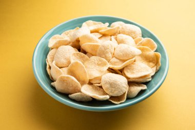 Kızarmış Khichiya Papad veya pirinç kağıdı, geleneksel Hint atıştırmalıkları.