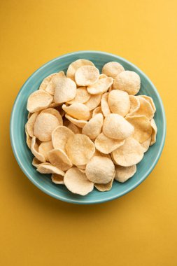 Kızarmış Khichiya Papad veya pirinç kağıdı, geleneksel Hint atıştırmalıkları.