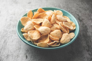 Kızarmış Khichiya Papad veya pirinç kağıdı, geleneksel Hint atıştırmalıkları.