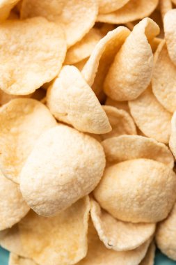 Kızarmış Khichiya Papad veya pirinç kağıdı, geleneksel Hint atıştırmalıkları.