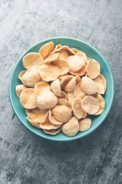 Kızarmış Khichiya Papad veya pirinç kağıdı, geleneksel Hint atıştırmalıkları.