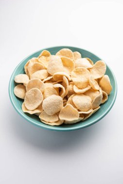Kızarmış Khichiya Papad veya pirinç kağıdı, geleneksel Hint atıştırmalıkları.