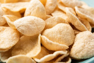 Kızarmış Khichiya Papad veya pirinç kağıdı, geleneksel Hint atıştırmalıkları.