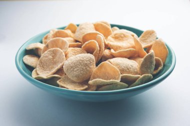 Kızarmış Khichiya Papad veya pirinç kağıdı, geleneksel Hint atıştırmalıkları.