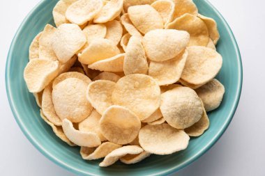 Kızarmış Khichiya Papad veya pirinç kağıdı, geleneksel Hint atıştırmalıkları.