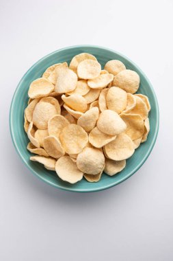 Kızarmış Khichiya Papad veya pirinç kağıdı, geleneksel Hint atıştırmalıkları.