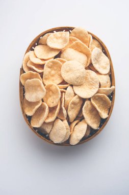 Kızarmış Khichiya Papad veya pirinç kağıdı, geleneksel Hint atıştırmalıkları.