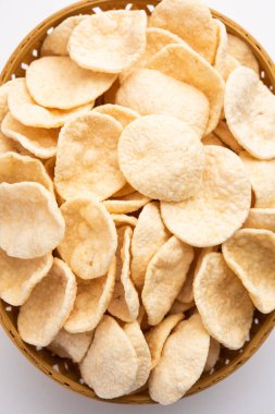 Kızarmış Khichiya Papad veya pirinç kağıdı, geleneksel Hint atıştırmalıkları.