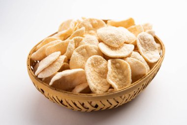 Kızarmış Khichiya Papad veya pirinç kağıdı, geleneksel Hint atıştırmalıkları.